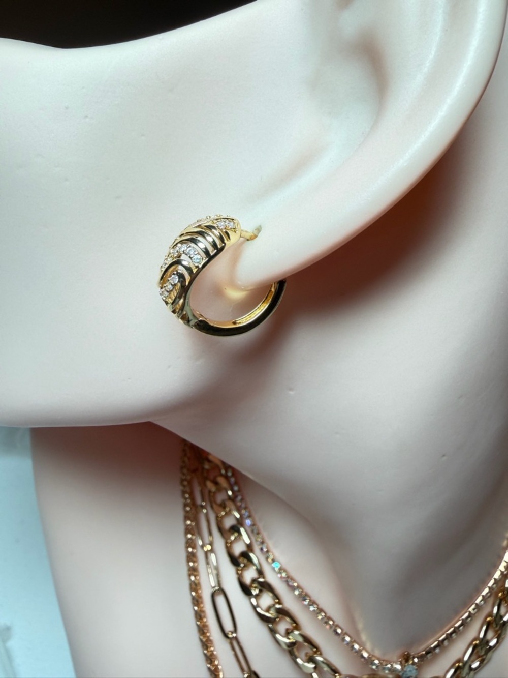 Fashion Gold Inlaid Hoop Earrings. - Picture 4 of 6